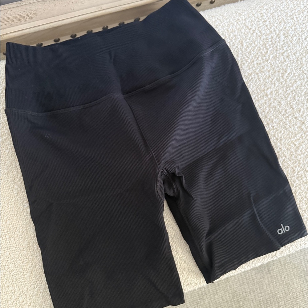 ALO Yoga Women's Black Ribbed Biker Shorts